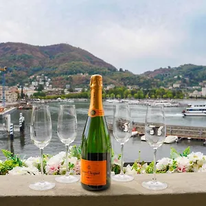 https://appartamento-esclusivo-fronte-lago-in-centro-a-como-con-garage.it-lombardy.com